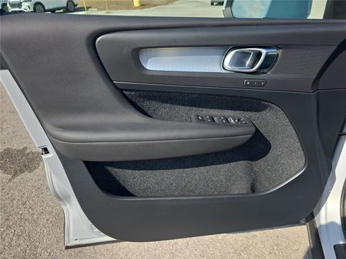 Used 2020 Volvo XC40 T5 Momentum image 12