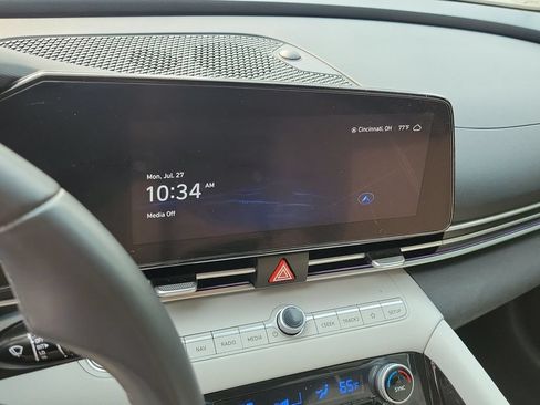 Used 2025 Hyundai Elantra Limited FWD image 28