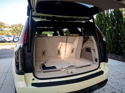 Used 2024 Cadillac Escalade Premium Luxury image 33