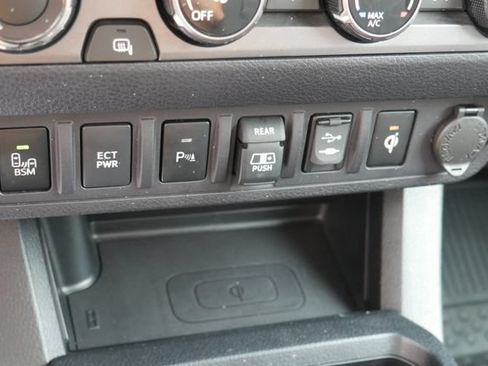 Used 2018 Toyota Tacoma TRD Off-Road w/ Technology Package AWD/4WD image 24