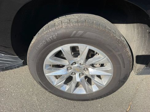 Used 2024 Chevrolet Suburban Premier RWD image 36
