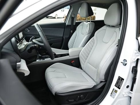 Certified 2025 Hyundai Elantra Limited image 21