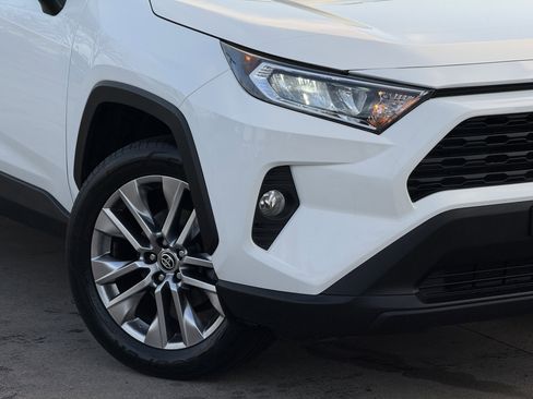Used 2019 Toyota RAV4 XLE Premium image 11