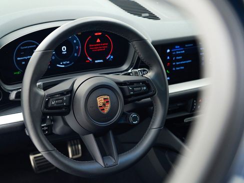 Used 2025 Porsche Cayenne S image 22