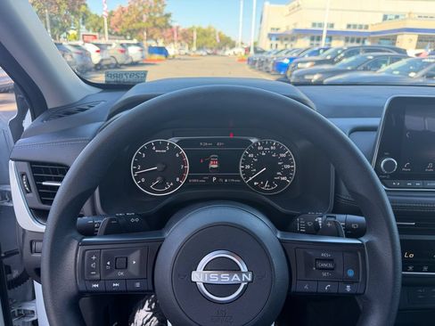 Used 2024 Nissan Rogue SV AWD/4WD image 14
