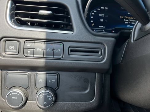 Used 2022 Chevrolet Suburban LT RWD image 30