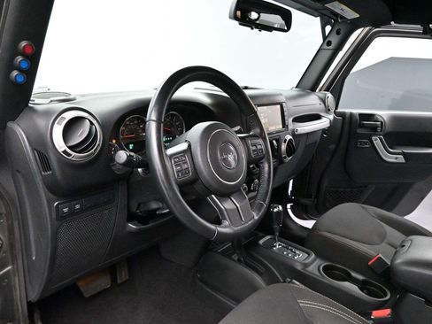 Used 2017 Jeep Wrangler Unlimited Rubicon w/ Connectivity Group AWD/4WD image 12