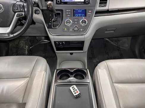 Used 2018 Toyota Sienna XLE w/ XLE Navigation Package image 12