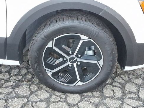 Certified 2025 Kia Niro LX image 8