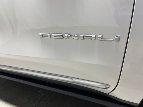 Used 2021 GMC Yukon Denali w/ LPO, Illumination Package RWD image 9