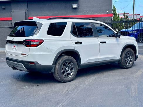 Used 2025 Honda Pilot TrailSport image 6