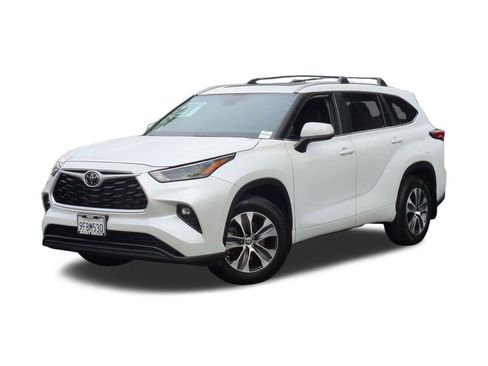 Used 2023 Toyota Highlander XLE FWD image 1