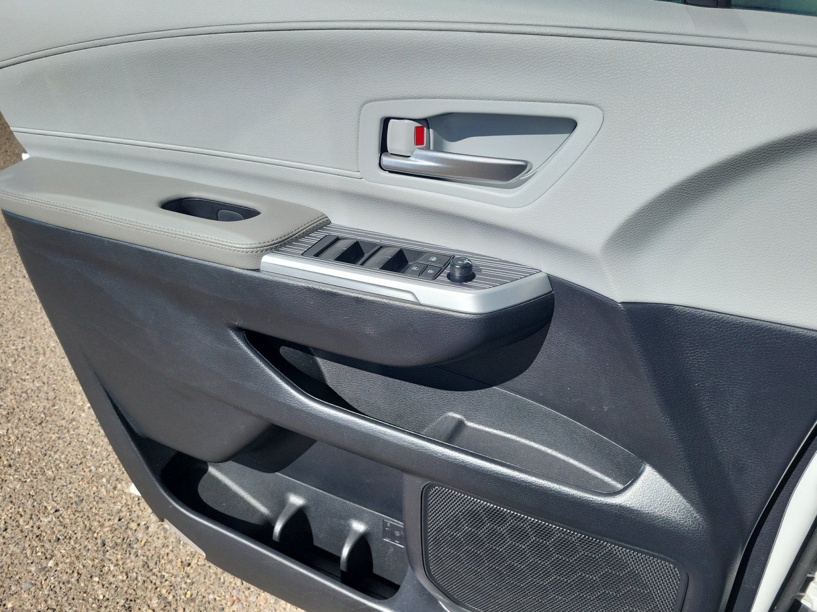Used 2025 Toyota Sienna XLE FWD image 13