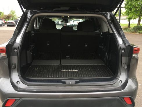 Used 2023 Toyota Highlander L FWD image 6