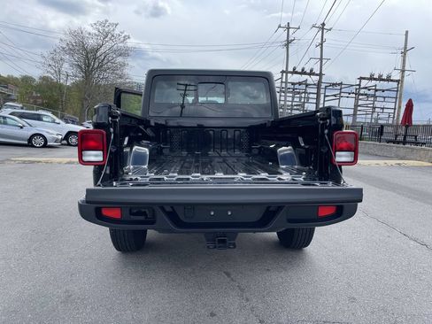 Used 2024 Jeep Gladiator Sport AWD/4WD image 13