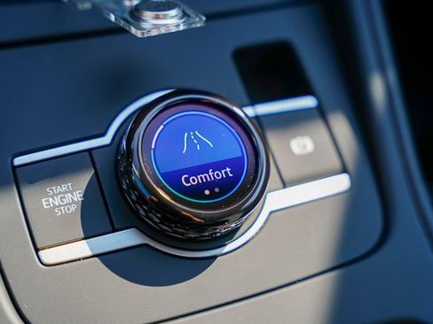 New 2025 Volkswagen Tiguan SE image 18