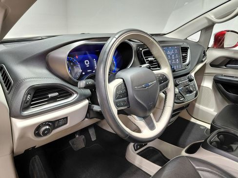 Certified 2019 Chrysler Pacifica Limited image 38