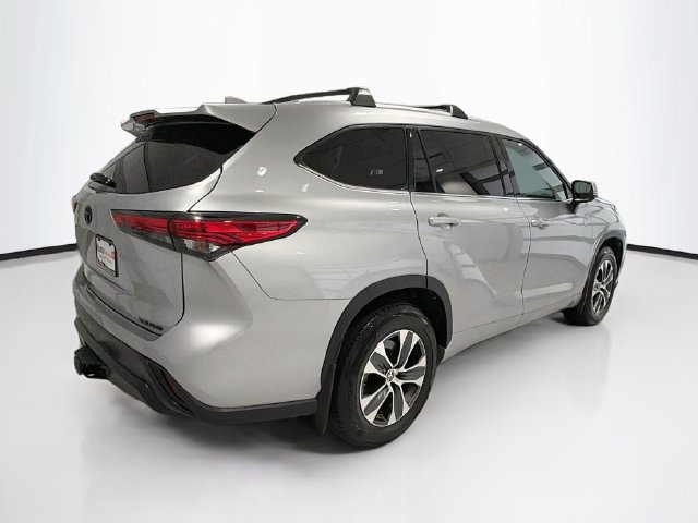 Used 2022 Toyota Highlander XLE AWD/4WD image 6