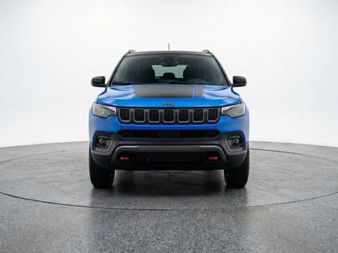 Used 2025 Jeep Compass Trailhawk AWD/4WD image 2