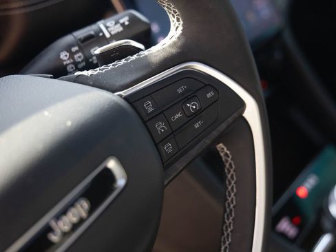 Used 2025 Jeep Grand Cherokee L Limited w/ Luxury Tech Group II image 28