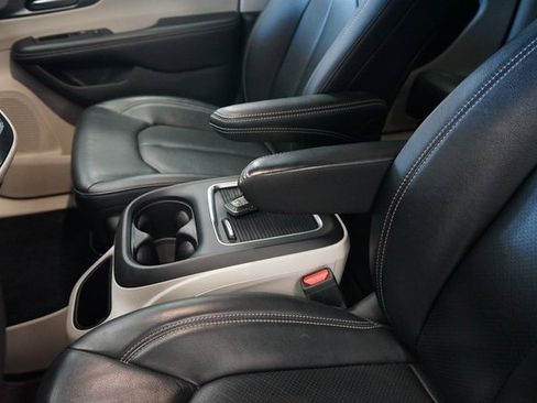 Used 2022 Chrysler Pacifica Touring-L image 28