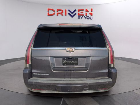Used 2018 Cadillac Escalade Luxury RWD image 4