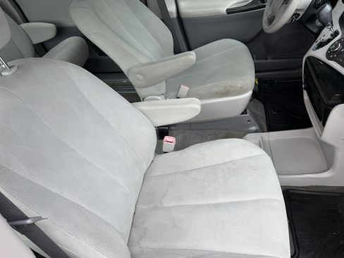 Used 2014 Toyota Sienna L image 73