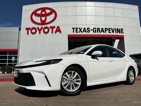 Used 2025 Toyota Camry LE image 2