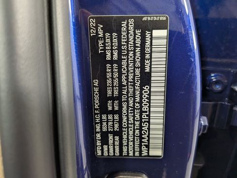 Certified 2023 Porsche Macan AWD/4WD image 28