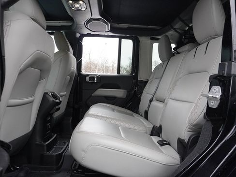 Used 2021 Jeep Wrangler Unlimited Sahara image 36