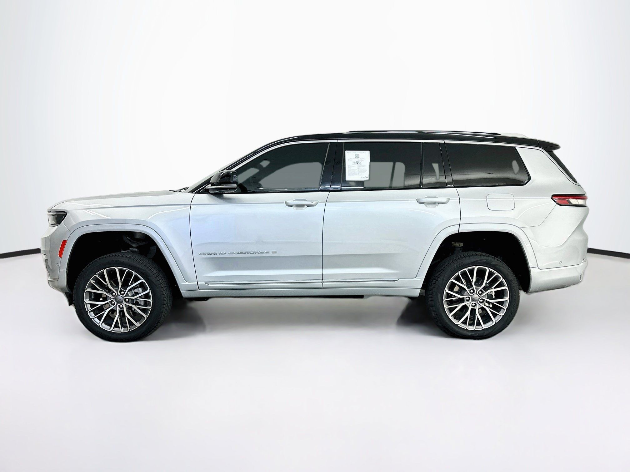 Used 2023 Jeep Grand Cherokee L Summit AWD/4WD image 4
