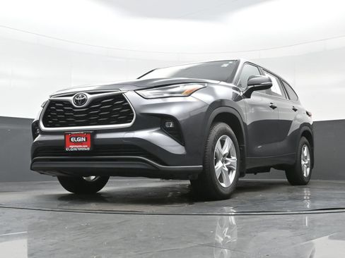 Used 2024 Toyota Highlander LE AWD/4WD image 29