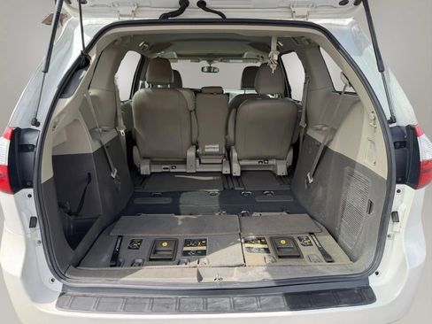 Used 2016 Toyota Sienna XLE image 11