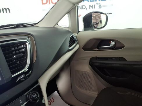 Used 2023 Chrysler Voyager LX FWD image 23