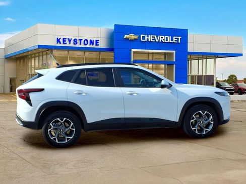 Used 2025 Chevrolet Trax LT FWD image 8