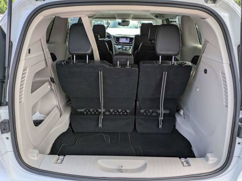 Used 2023 Chrysler Pacifica Touring-L FWD image 14