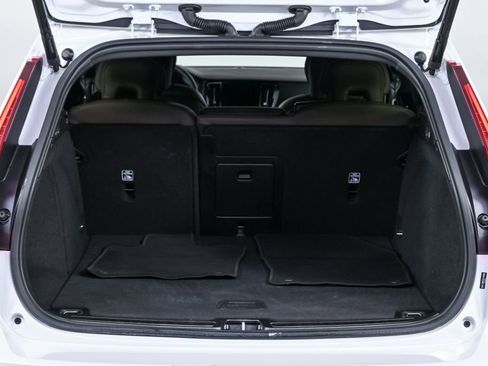 Used 2025 Volvo V60 B5 Cross Country Plus image 31