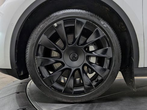 Used 2022 Tesla Model Y Long Range image 12