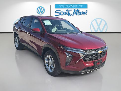 Used 2024 Chevrolet Trax LS w/ LS Convenience Package FWD image 1