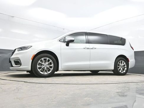 Used 2023 Chrysler Pacifica Touring-L image 33