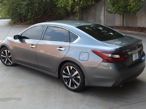 Used 2017 Nissan Altima 2.5 SR w/ LED Appearance Package FWD image 3