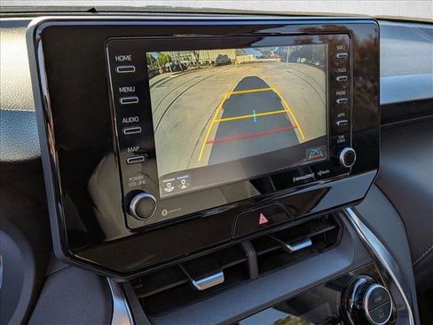 Certified 2022 Toyota Venza LE image 13