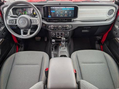 Used 2025 Jeep Wrangler Unlimited Sahara AWD/4WD image 5