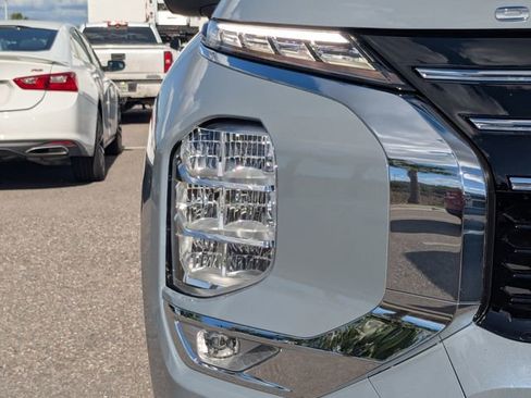 Used 2025 Mitsubishi Outlander SEL image 12