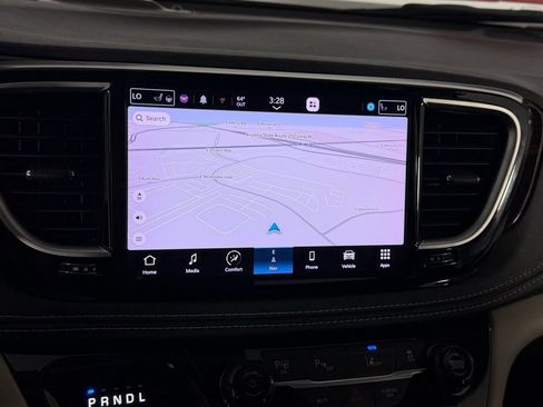 Used 2023 Chrysler Pacifica Limited image 12