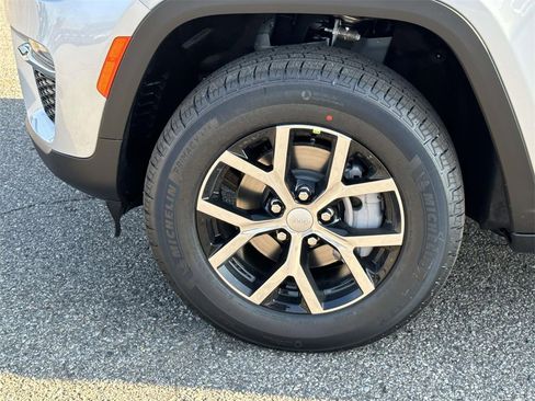 New 2025 Jeep Grand Cherokee Limited image 8