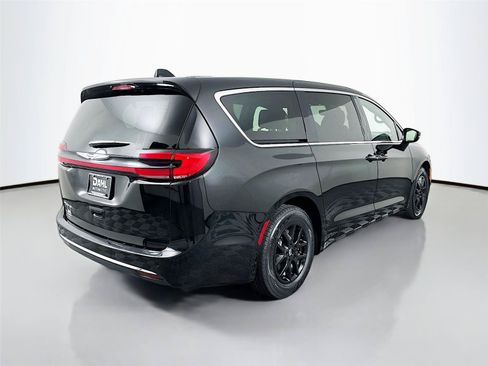 Used 2025 Chrysler Pacifica Select FWD image 13