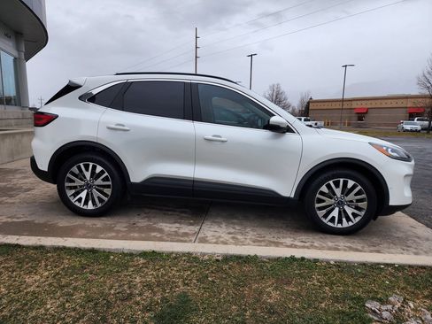 Used 2020 Ford Escape Titanium image 4