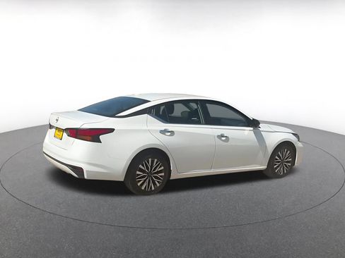Used 2025 Nissan Altima 2.5 SV FWD image 15