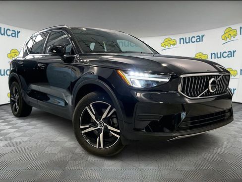 Used 2025 Volvo XC40 B5 Core image 1